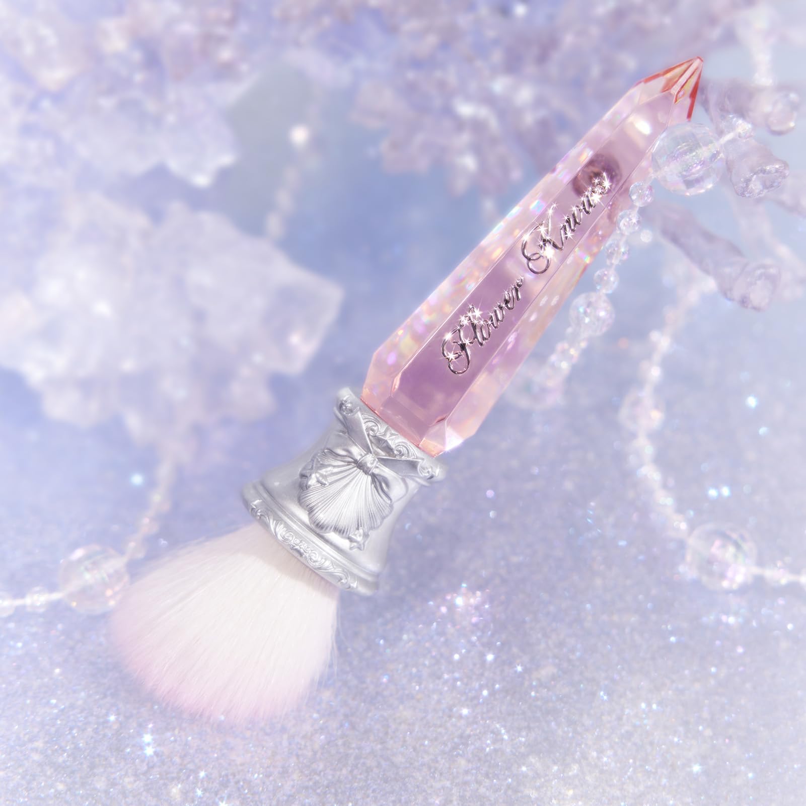 Flower Knows Shell's Jewel Angled Blush Brush, polvo ultra compacto para un acabado sedoso.