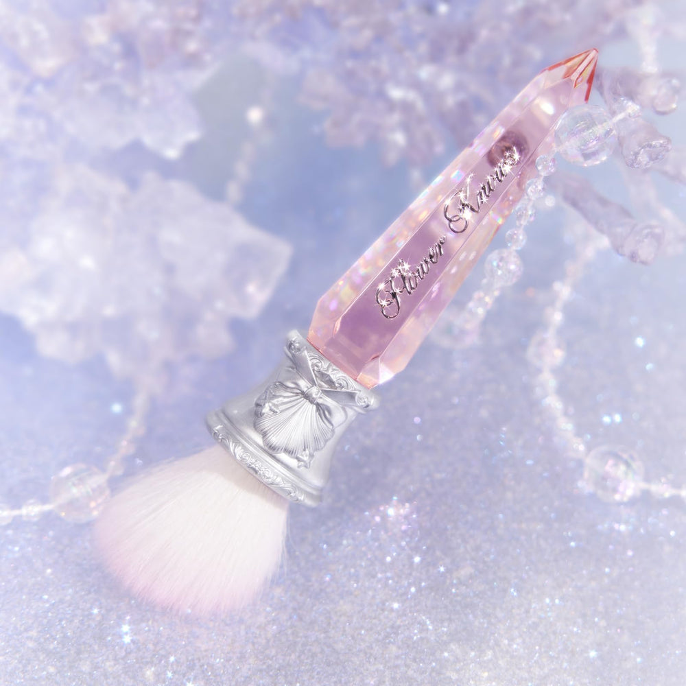 Flower Knows Shell's Jewel Angled Blush Brush, polvo ultra compacto para un acabado sedoso.