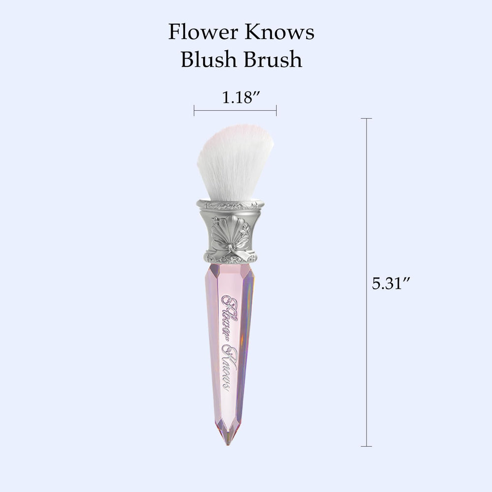 Flower Knows Shell's Jewel Angled Blush Brush para precisión bajo los ojos.