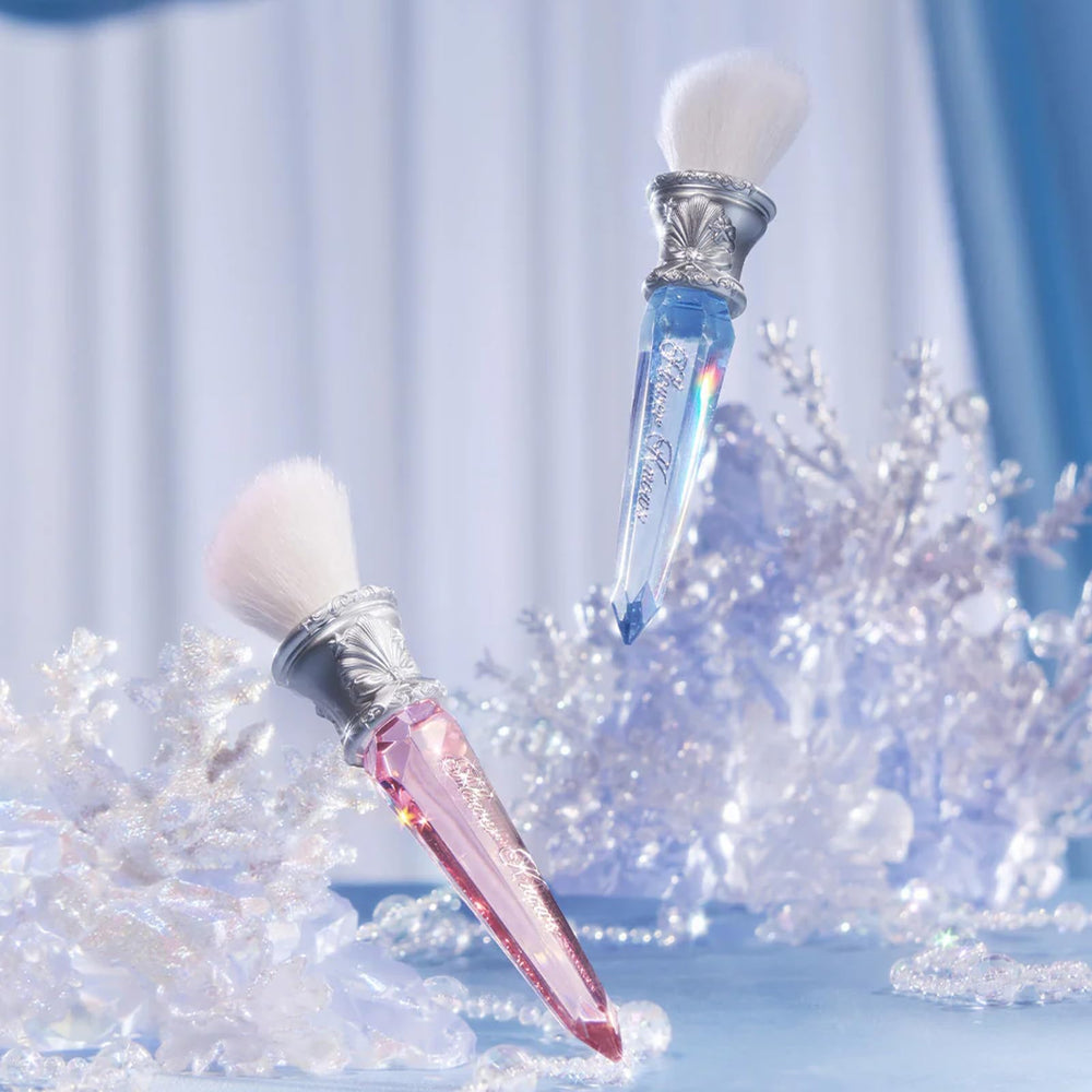 Flower Knows Shell's Jewel Angled Blush Brush, regalo de lujo con estética marina.