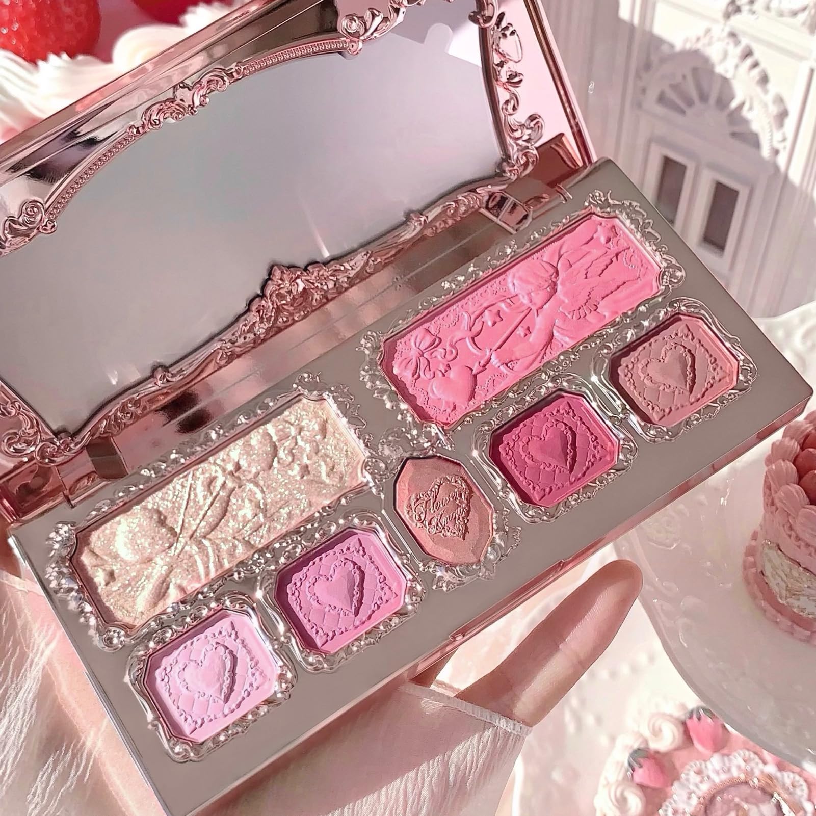 Flower Knows Strawberry Cupid acabado suave y difuminado para un brillo sutil.