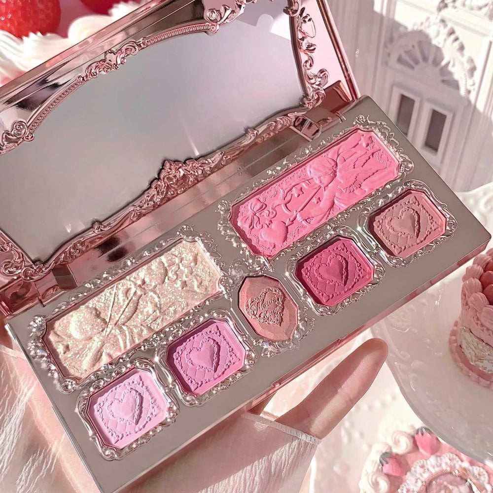 Flower Knows Strawberry Cupid acabado suave y difuminado para un brillo sutil.