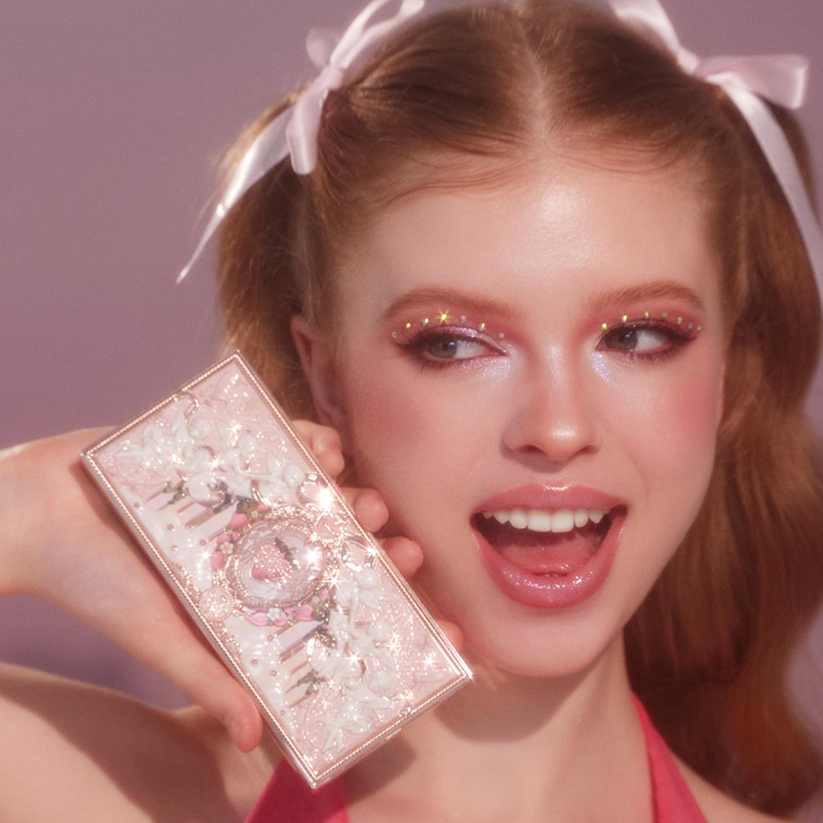 Flower Knows Strawberry Cupid empaque regalo listo para sorprender a alguien especial.