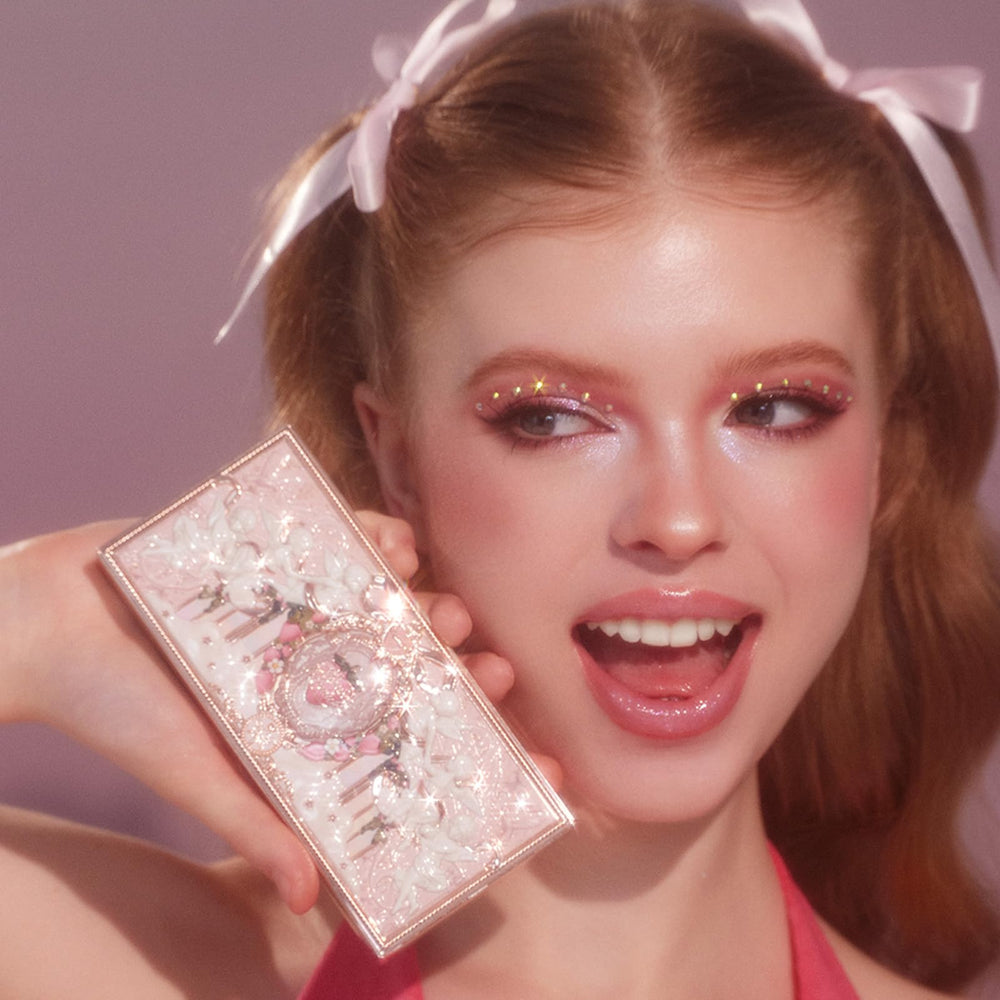 Flower Knows Strawberry Cupid empaque regalo listo para sorprender a alguien especial.