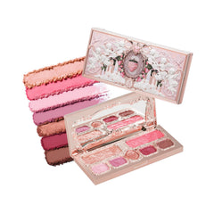 Flower Knows Strawberry Cupid paleta con diseño ornamental para maquillajes elegantes.