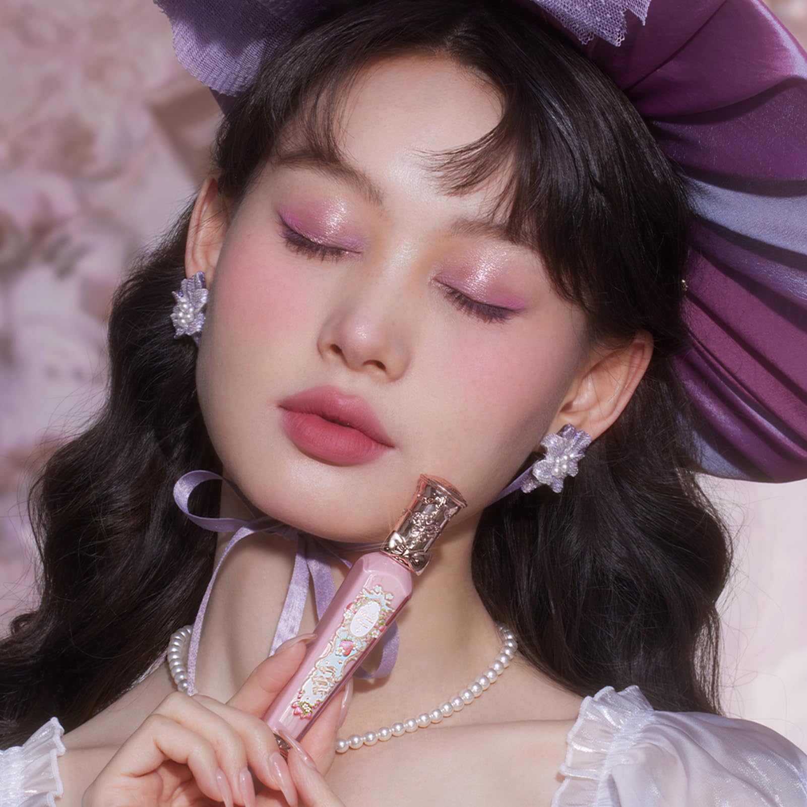 Flower Knows Strawberry Rococo Cloud Lip Cream, fórmula hidratante que cuida labios sin resecar.