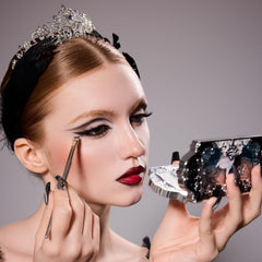Flower Knows Swan Ballet sombras shimmer: destellos plateados para mirada intensa