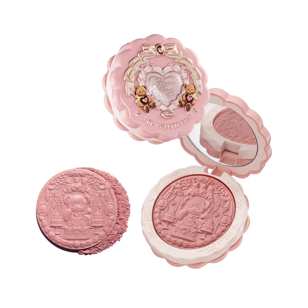 Flower Knows Sweetie Bear compacto con diseño pâtisserie; ideal para retoques elegantes.