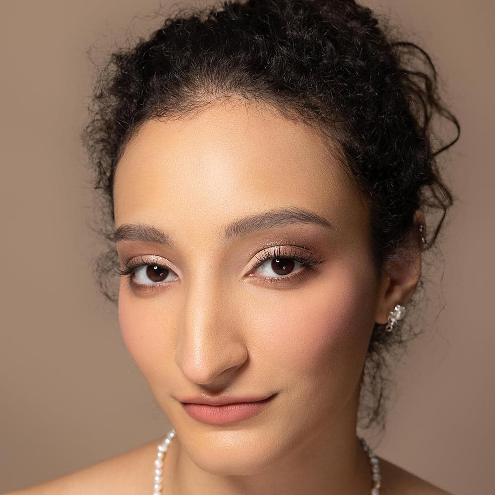 Múltiples tonos suaves para pieles diferentes, favorece un look natural