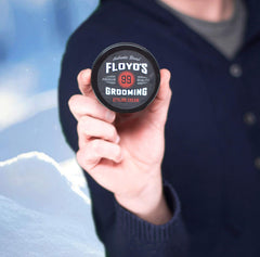 Brillo suave en el cabello gracias a Floyd's 99 Crema Peinado.