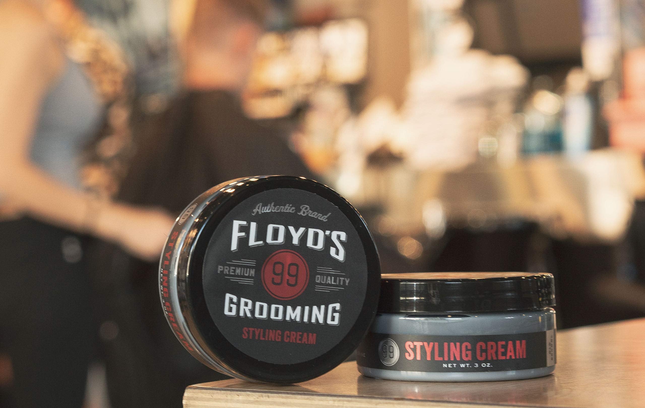 Floyd's 99 Crema Peinado ayuda a reducir frizz para un look limpio.