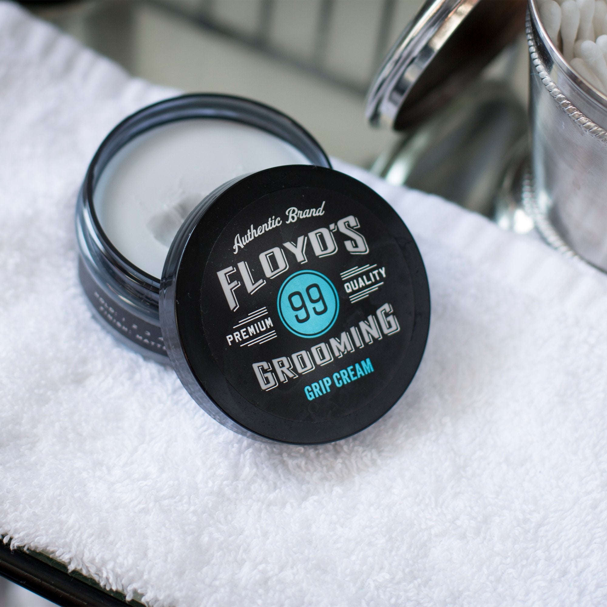 Floyd's 99 Crema de peinado, aplicación suave facilita distribución uniforme.