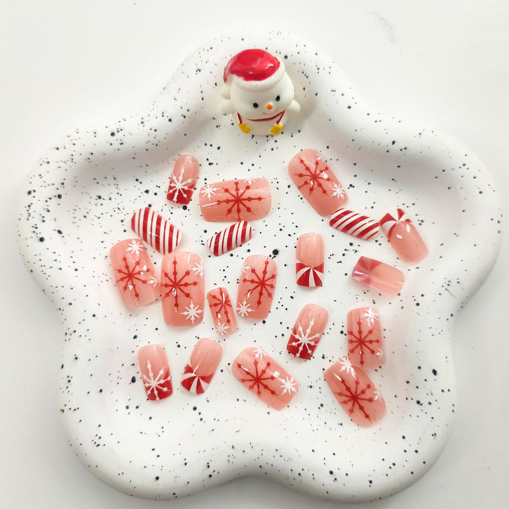 Uñas nude FLSKENAI con punta francesa y copos de nieve