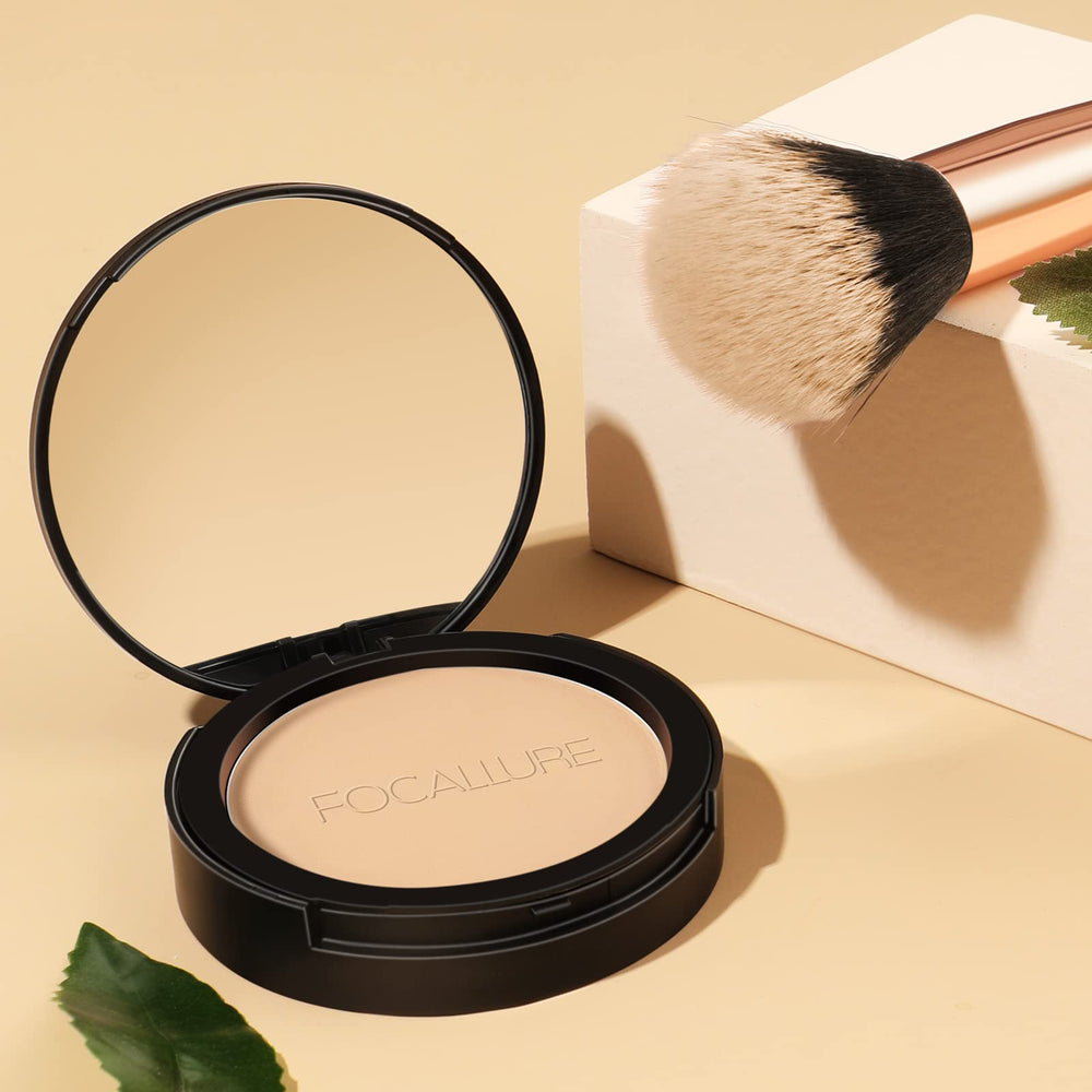 FOCALLURE polvo compacto presionado beige, se aplica con brocha para un acabado perfecto.