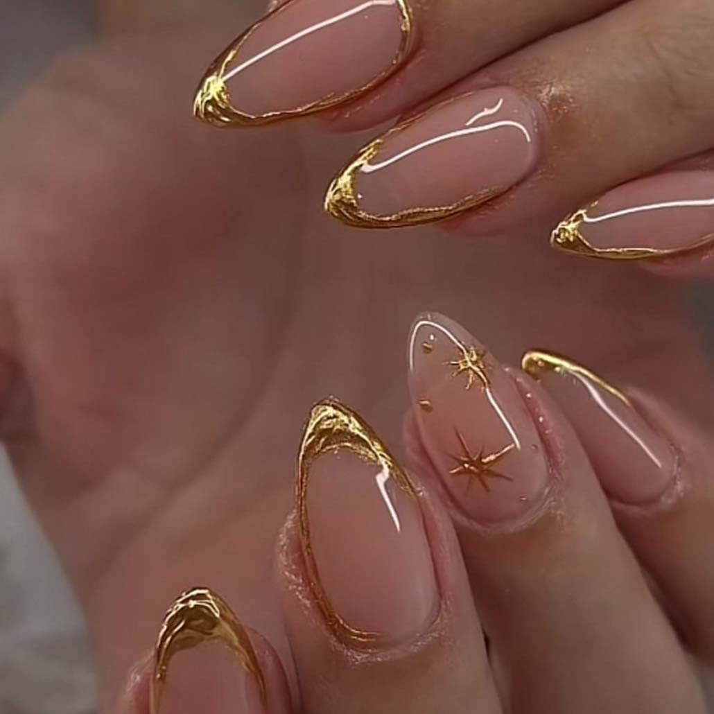 Uñas Foccna Almond con linea dorada para un look glam en eventos.