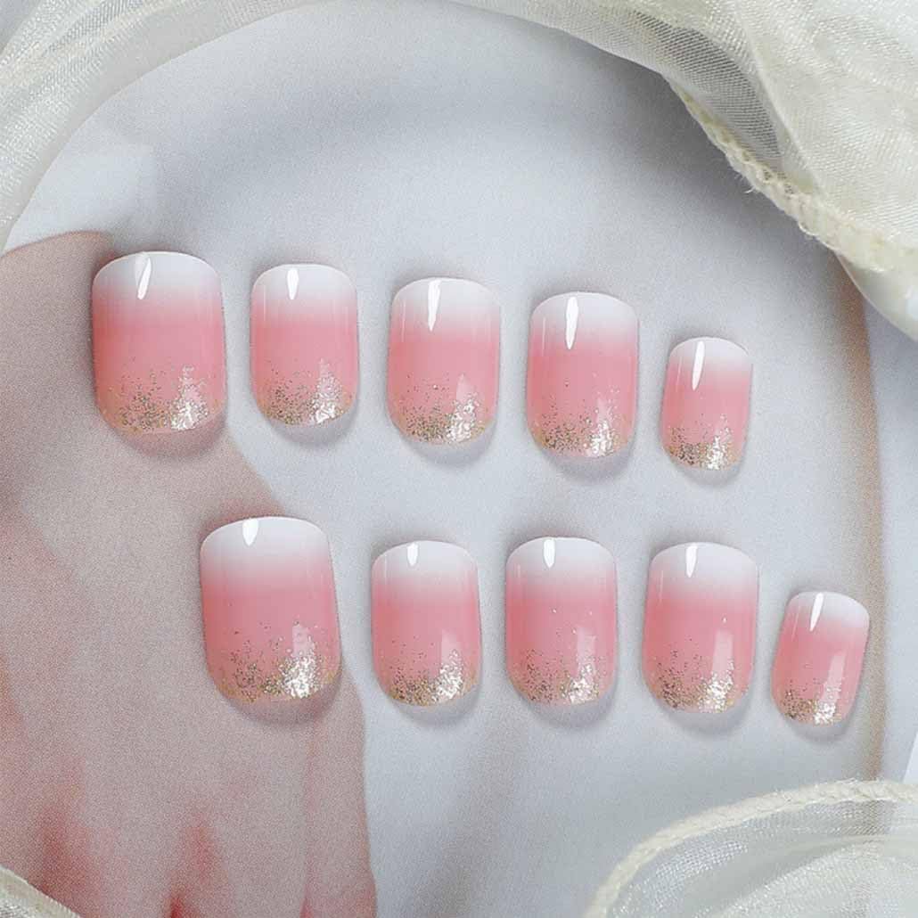 Foccna detalle brillo plateado en uñas prensa ombre
