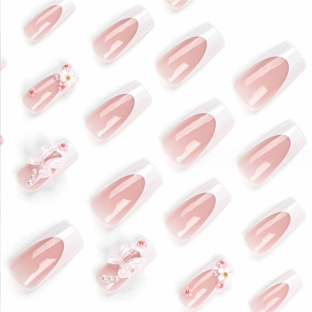 foccna detalle de cristales 3D rosados aporta brillo a la manicura.