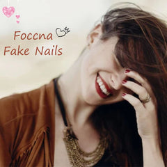 Foccna uñas brillantes para distintas ocasiones como bodas y fiestas.
