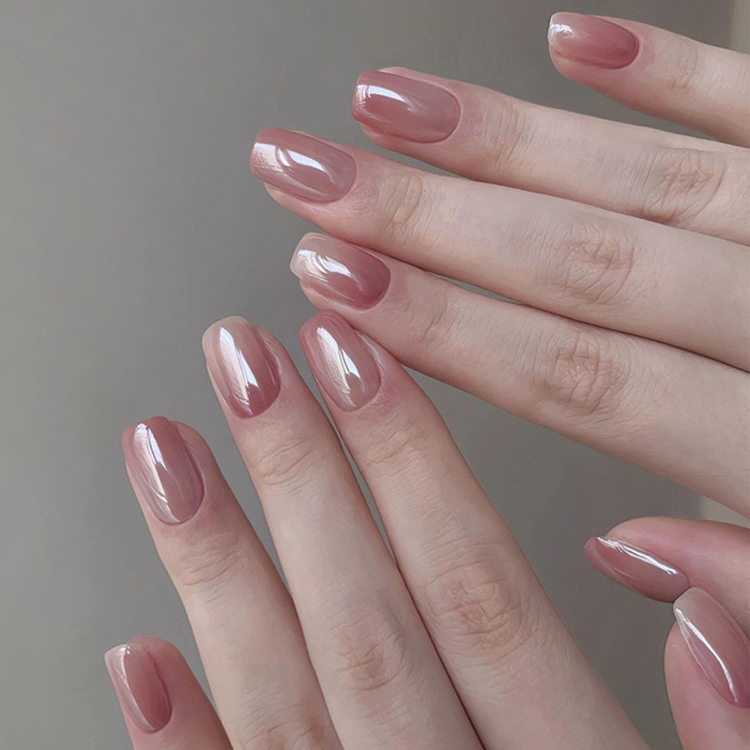 Acabado brillante y lujoso en uñas con Fokostar.