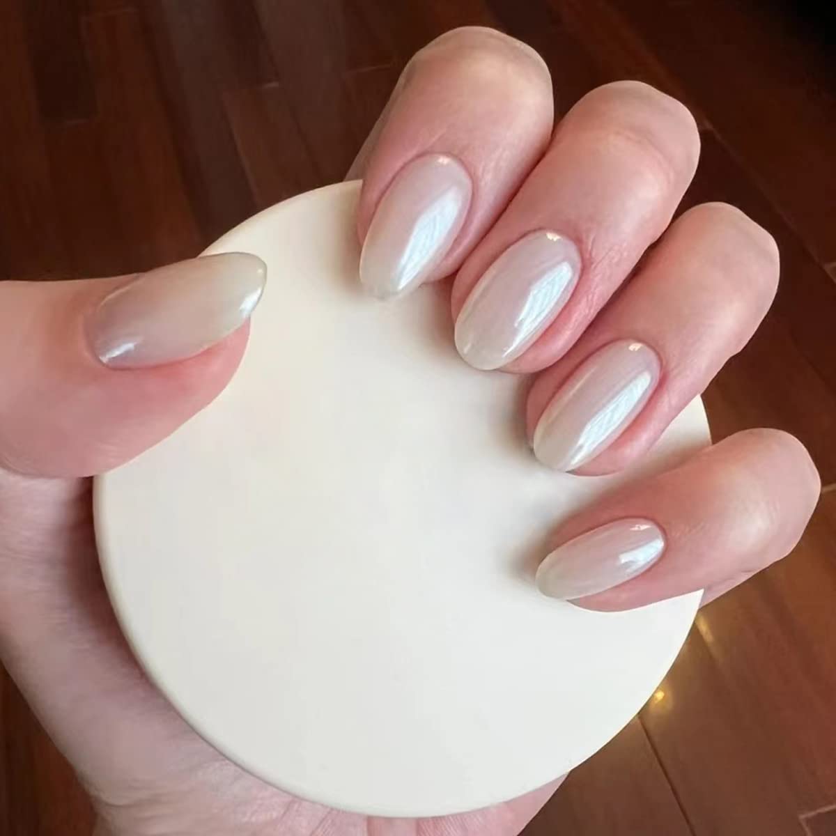 Diseño de uñas con brillo perlado gracias a Fokostar.