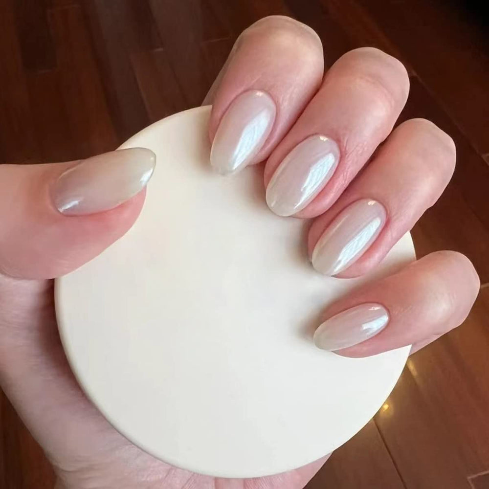Diseño de uñas con brillo perlado gracias a Fokostar.