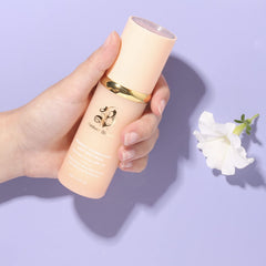 Texture satinée du Forever Bloom Bio Mimic Foundation pour un fini lumineux.