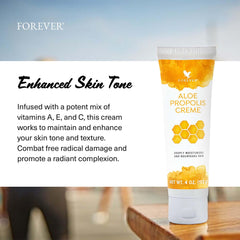 Aplicación suave de Aloe Propolis Creme en la palma de la mano.