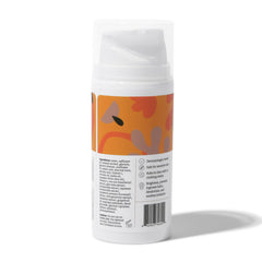 Aplicación de la crema axilas de Forgotten Skincare para tono uniforme.