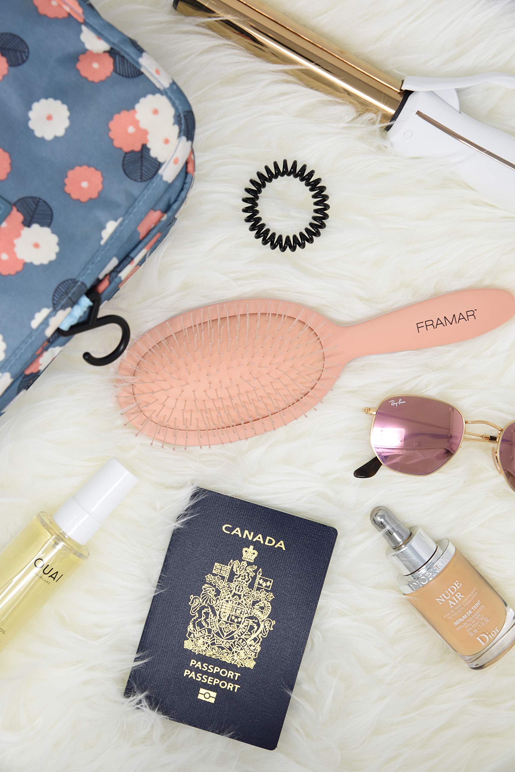 Framar cepillo desenredante de rápido desenredo en champán mejora el cuidado capilar.