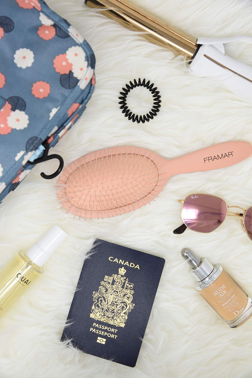 Framar cepillo desenredante de rápido desenredo en champán mejora el cuidado capilar.