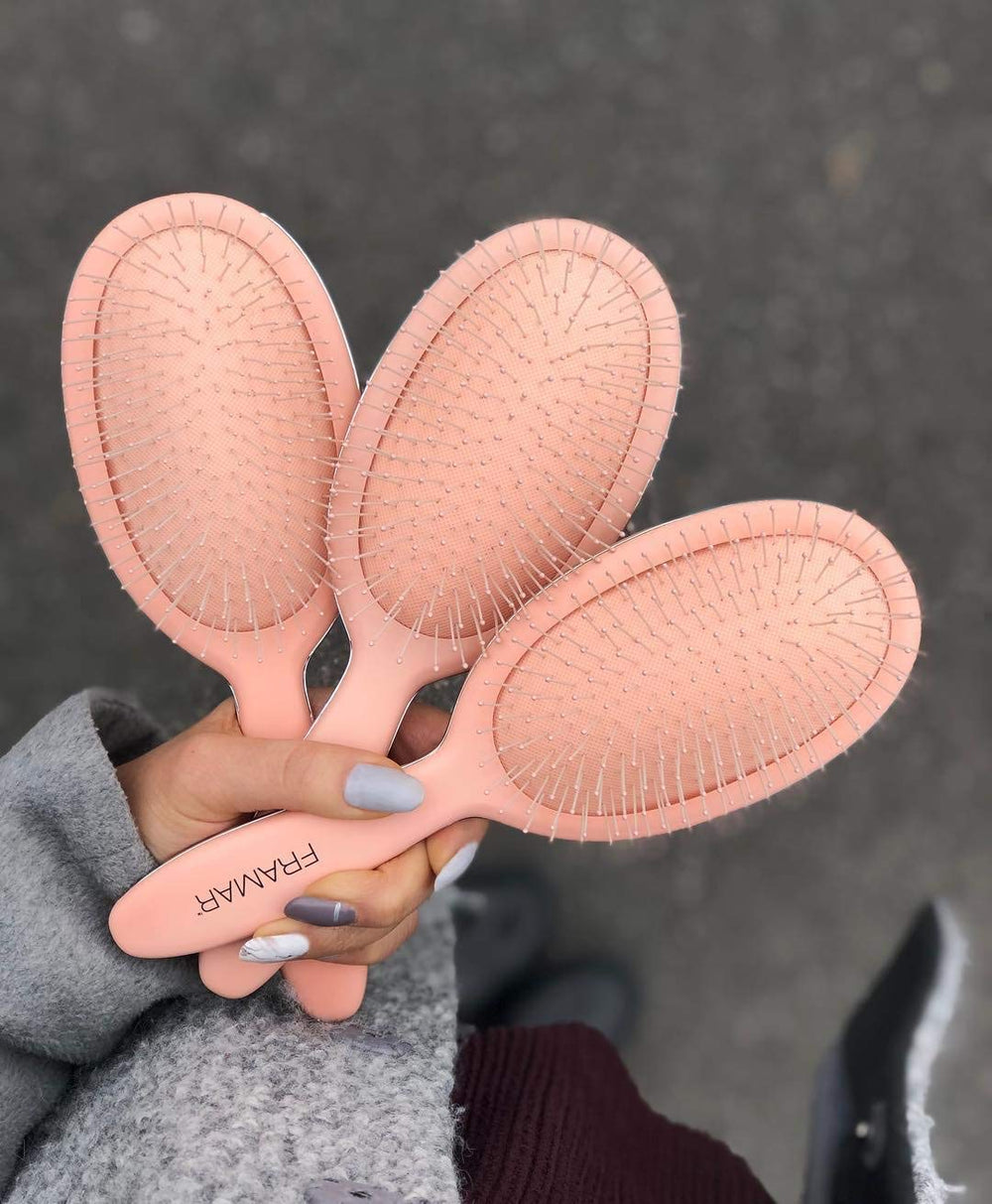 Framar cepillo desenredante con diseño elegante en champán añade estilo.