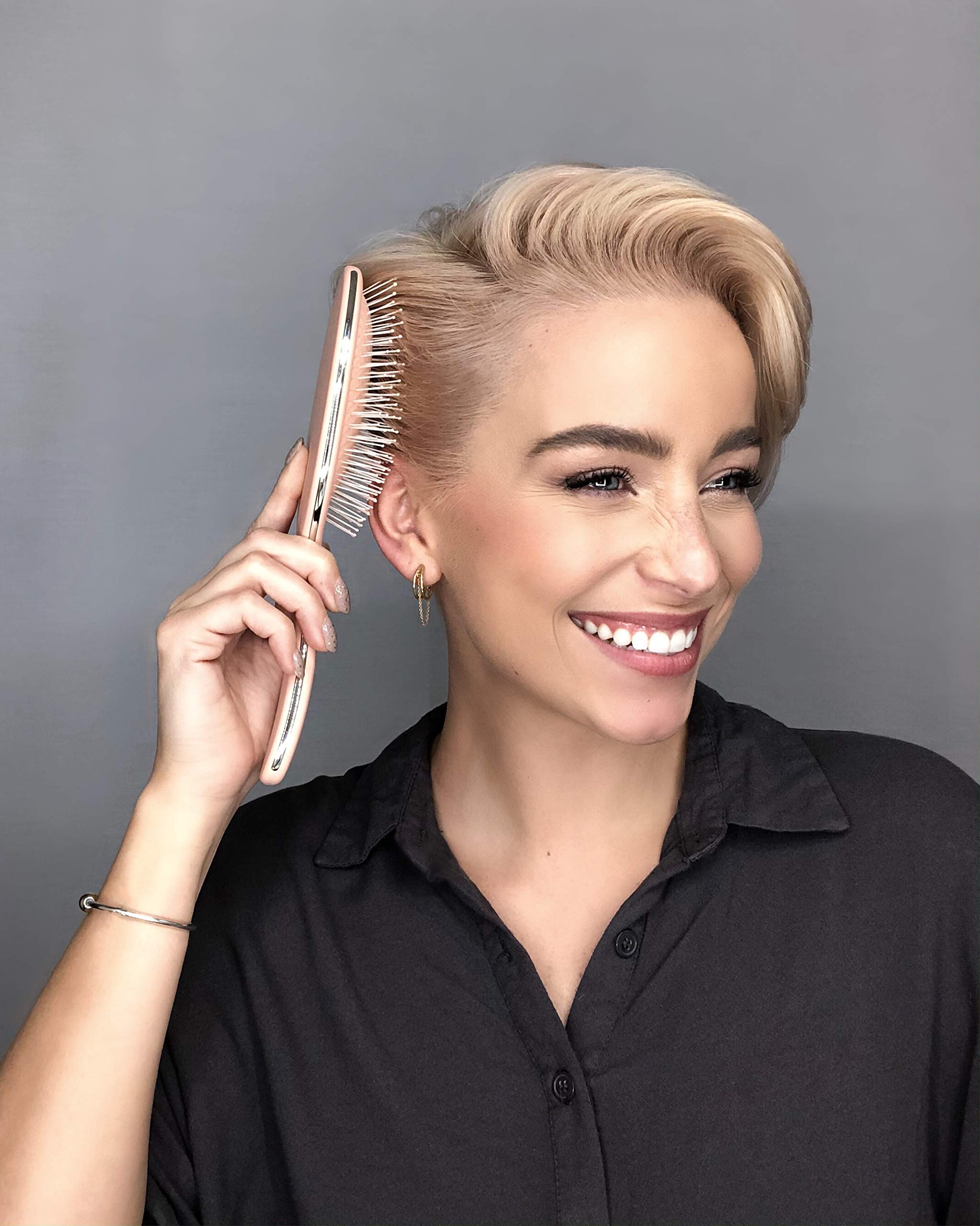 Framar cepillo desenredante con mango ergonómico en champán evita resbalones.