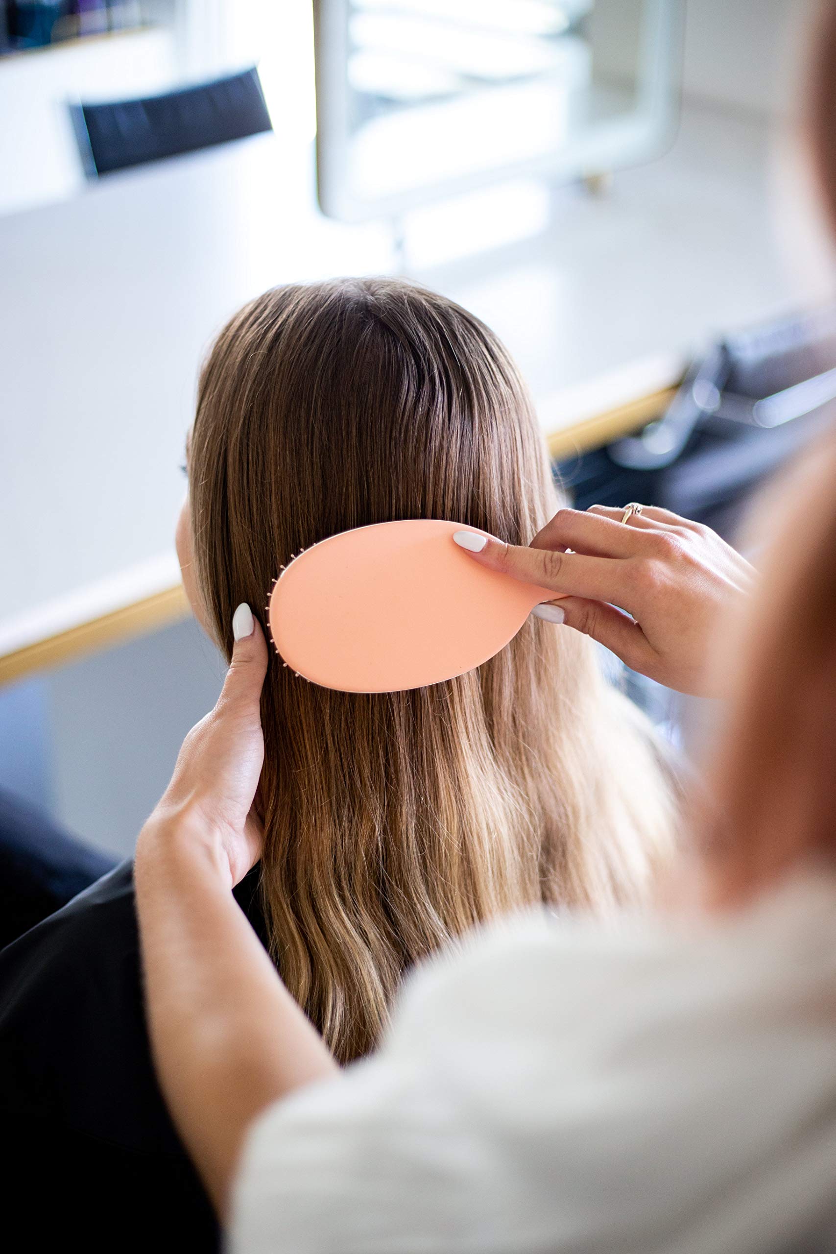 Framar cepillo desenredante con masaje del cuero cabelludo en champán promueve circulación.