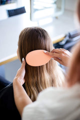 Framar cepillo desenredante con masaje del cuero cabelludo en champán promueve circulación.