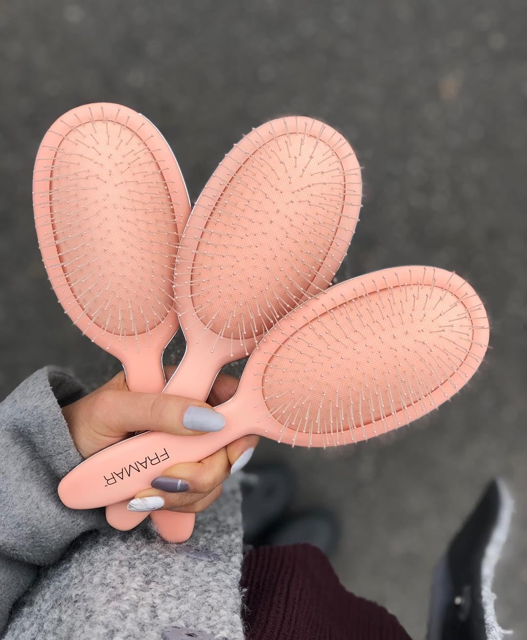 Framar cepillo desenredante para uso diario en champán acelera peinado matutino.