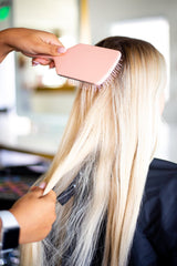 Framar cepillo pala evita-quiebre-cabello: cuidado eficiente durante el peinado.