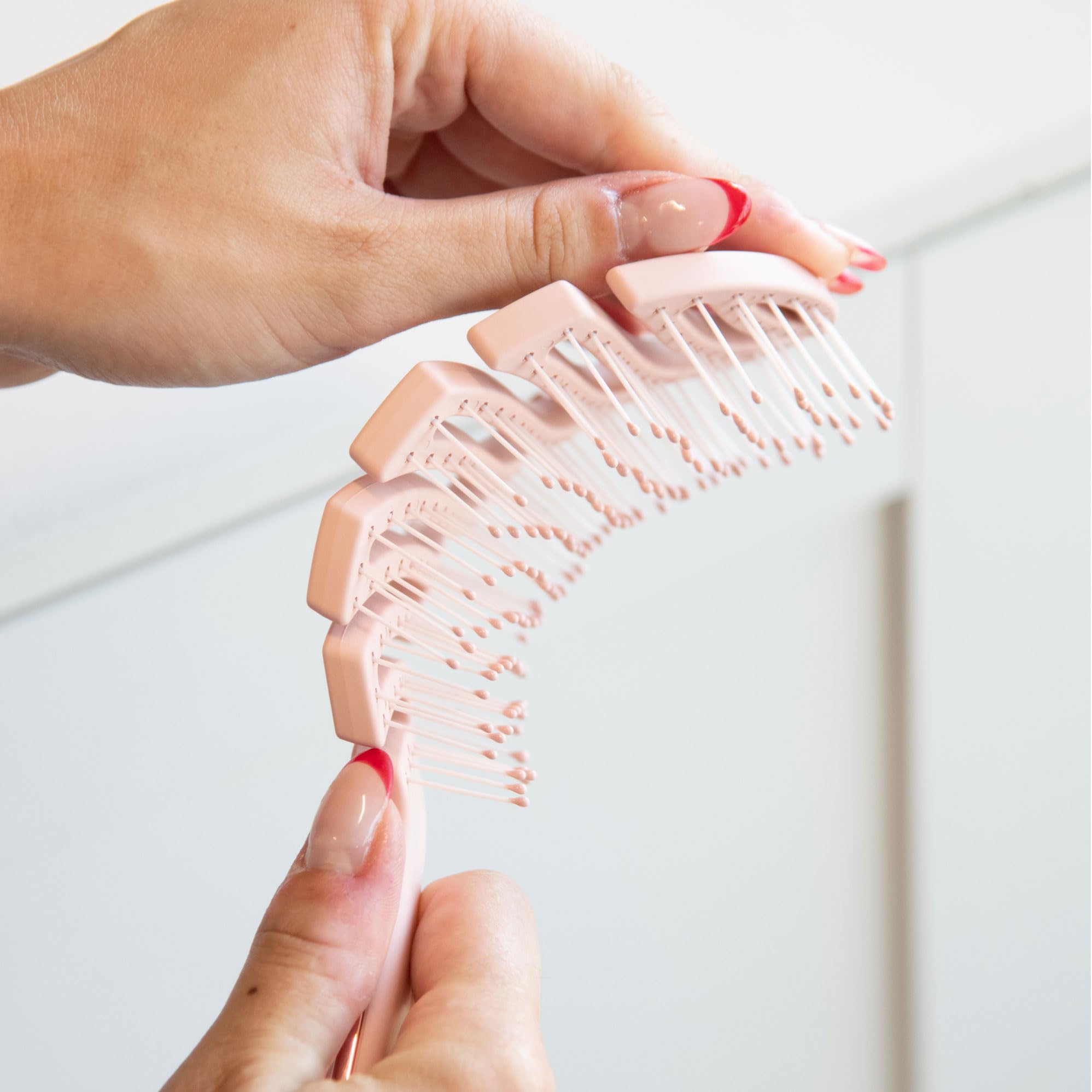 Framar cepillo rosa de uso diario, cómodo y suave para el cabello.