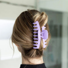 FRAMAR clip grande con acabado mate, ideal para fijar peinados duraderos.
