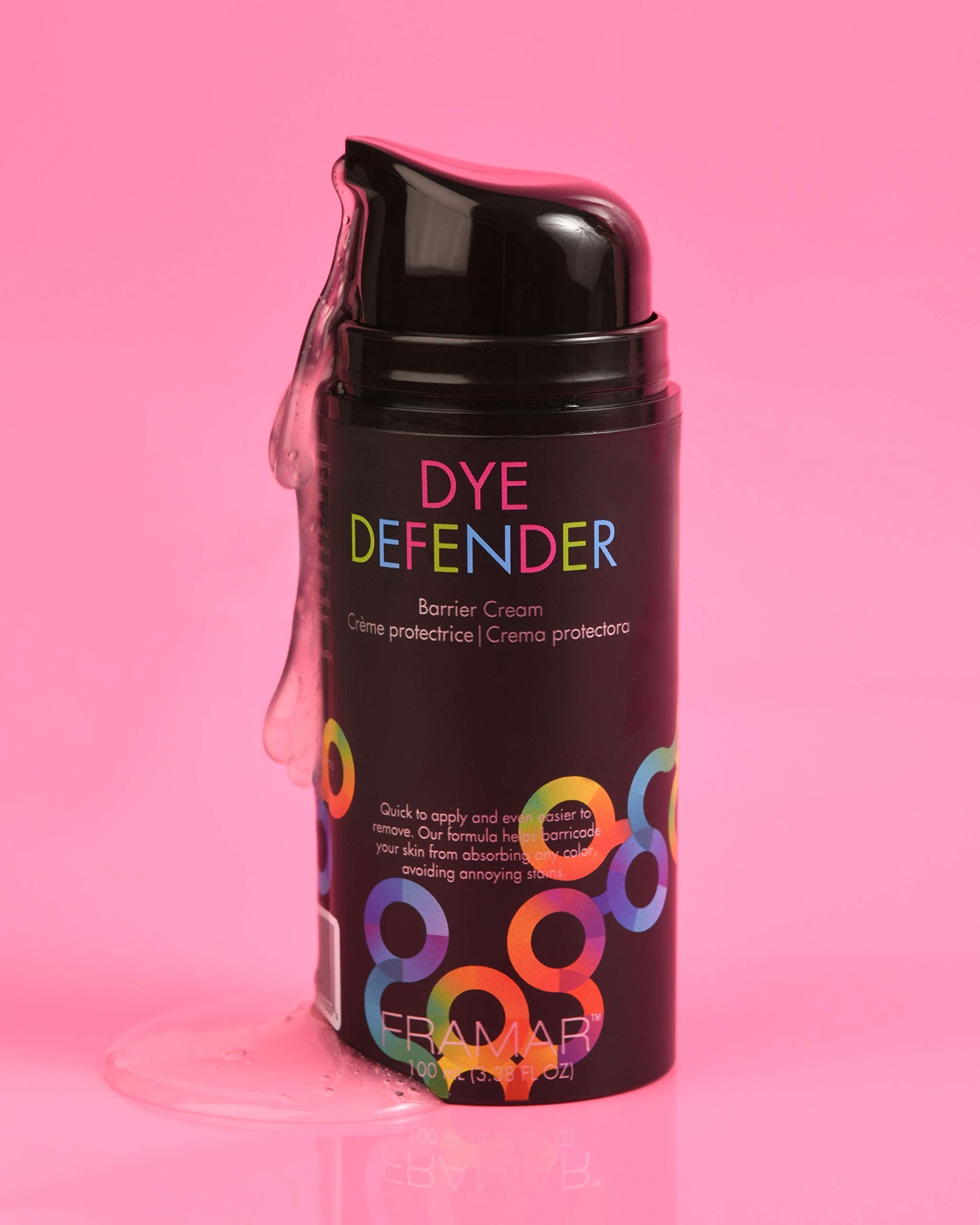 Protege la piel sin impedir la penetración del color en la línea del cabello.