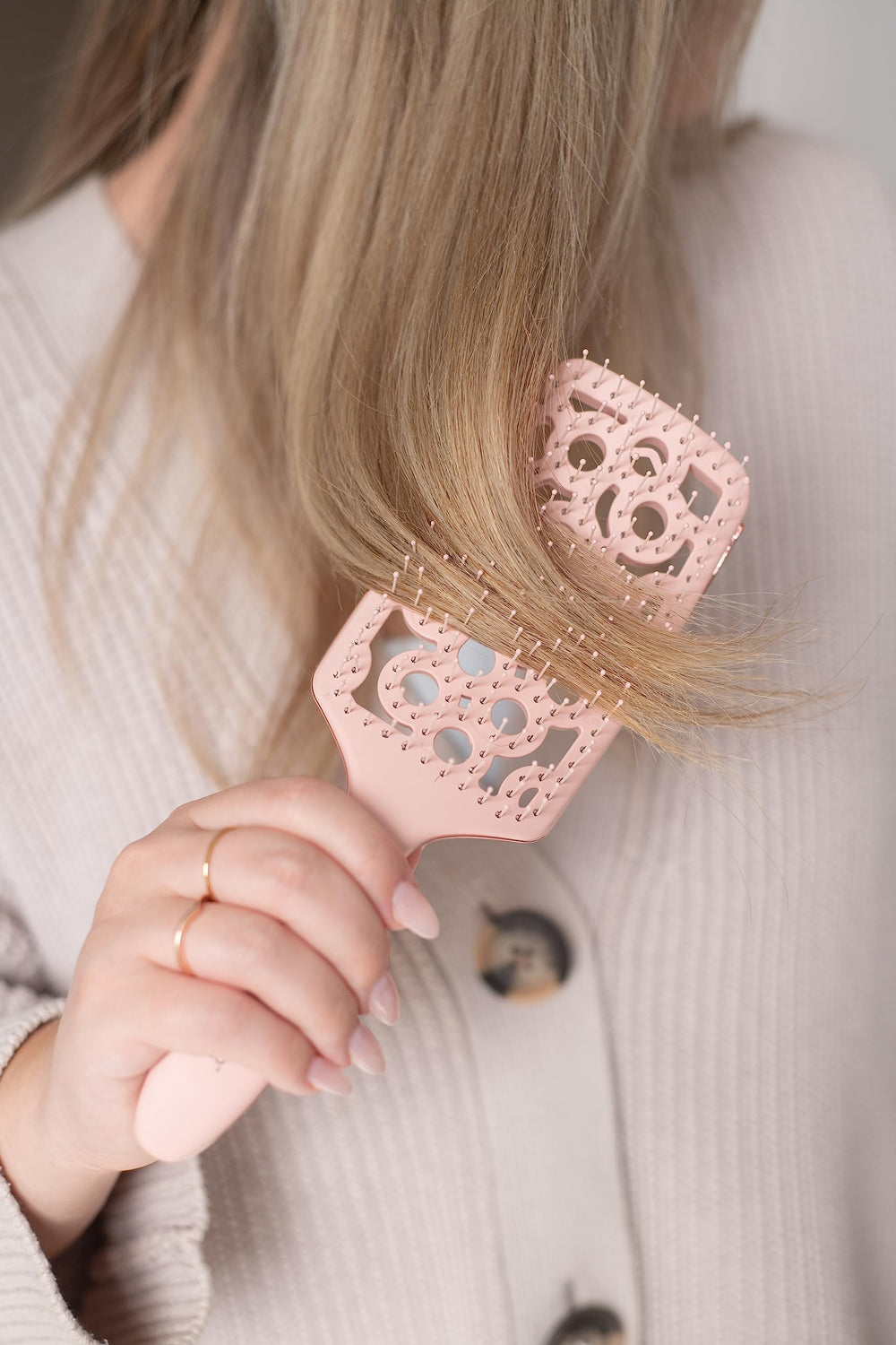 FRAMAR diseño ventilado favorece la circulación del cuero cabelludo al secar.