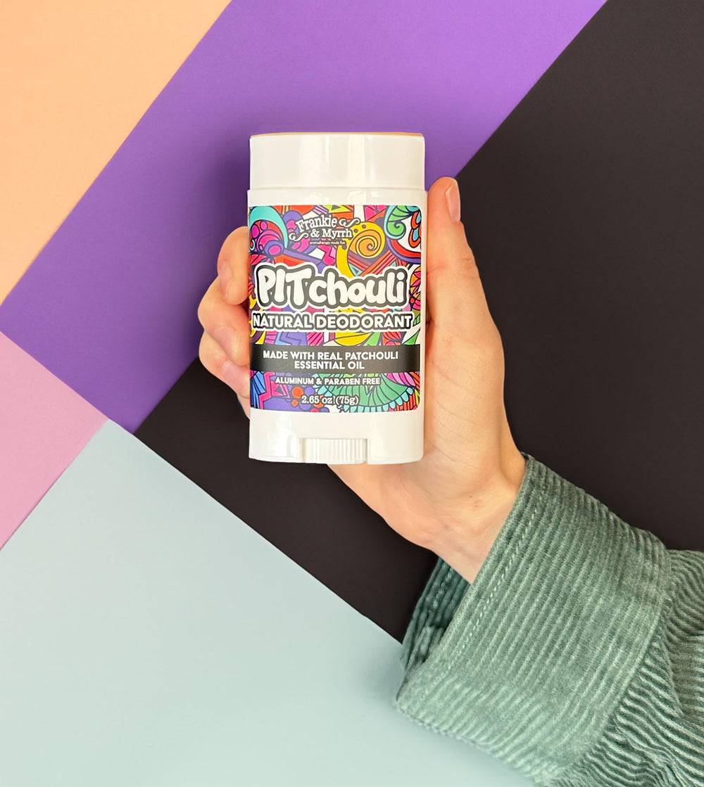 Aplicación suave del desodorante Frankie & Myrrh Patchouli en la axila.