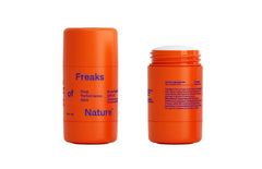 Freaks of Nature Peak Performance Sun Stick SPF 50 en embalaje, protección mineral para aventuras al aire libre.