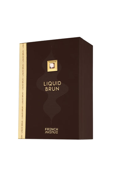 Liquid Brun de French Avenue, spray en mano; muestra facilidad de aplicación.