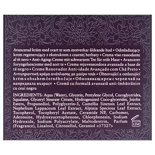 Primer plano de Fresh Black Tea, iluminación suave que resalta la radiancia potencial.