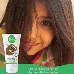 Desenredo suave del cabello con Fresh Monster en la rutina diaria.