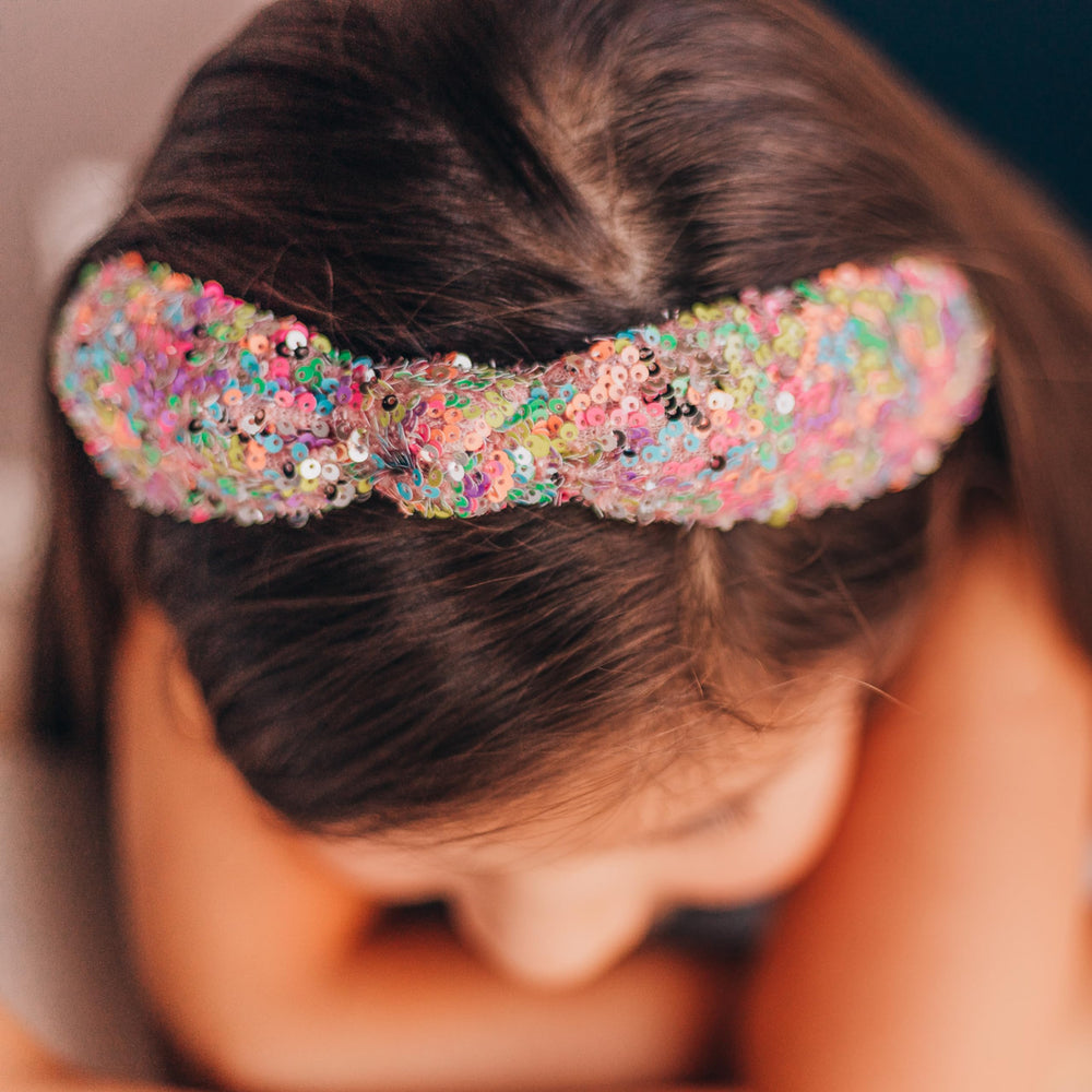 Diadema nudo rosa con brillo de Frog Sac, para fiestas.