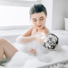 Fu Store Esponja con espuma lujosa que facilita una limpieza profunda sin irritar.