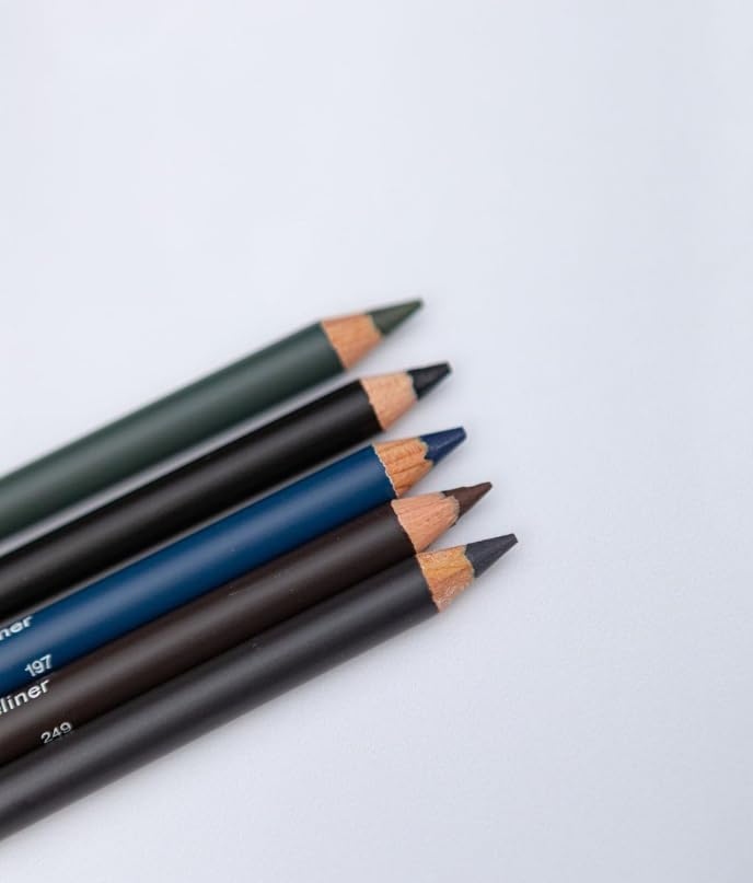 Gabriel delineador marrón apto para uso diario en piel sensible.