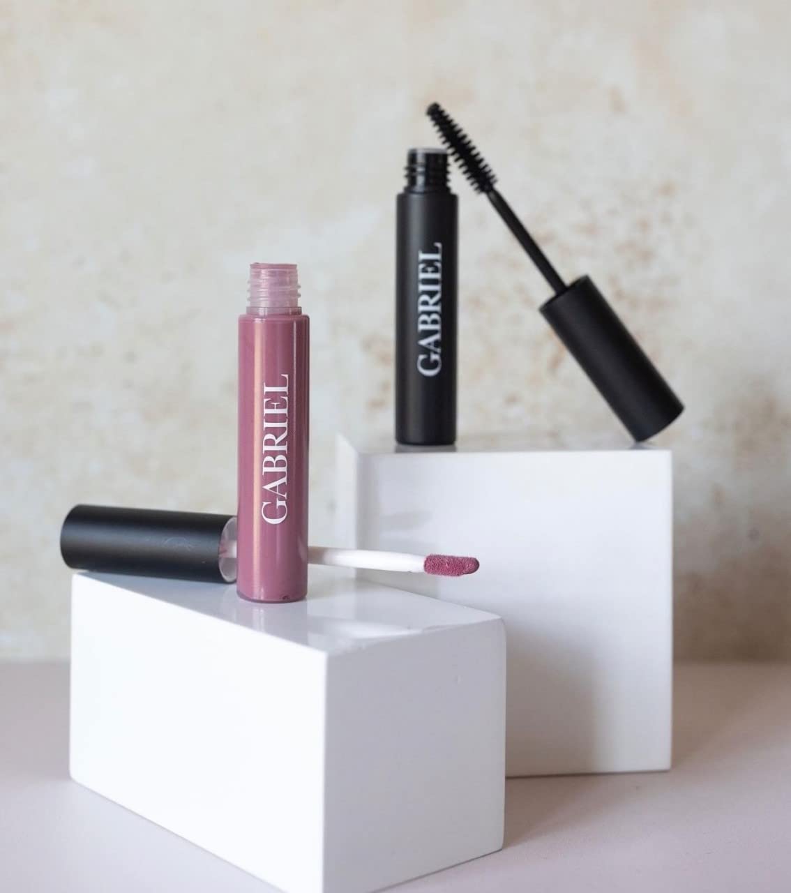 Gabriel Cosmetics Mascara Negro: envase compacto para retoques rápidos.