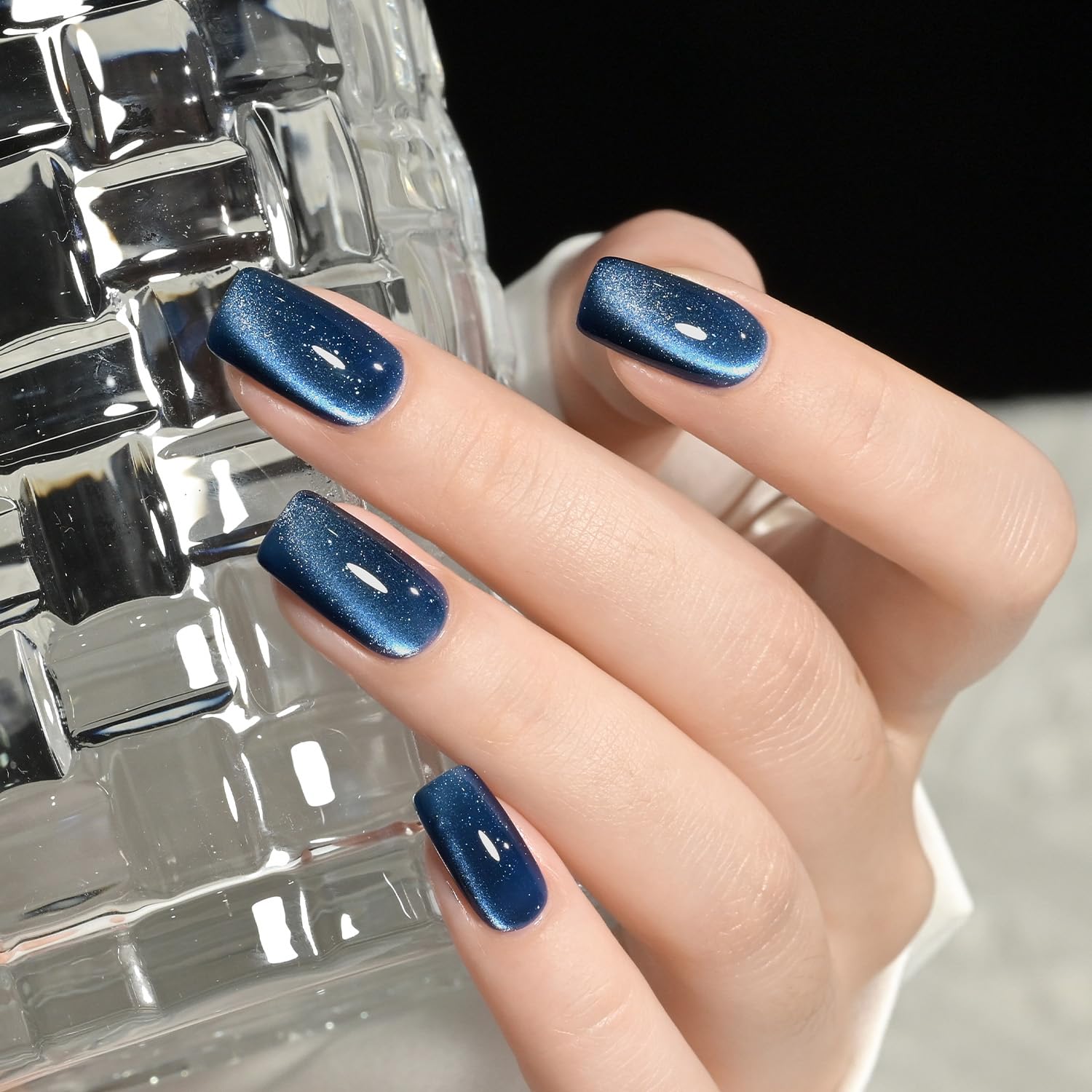GAOY brillo holográfico azul resalta la manicura con destellos multicolor y realce de color.